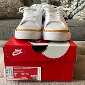 NWT- Nike court legacy